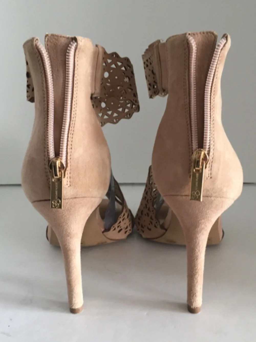 Jessica Simpson Jastia 8.5 Beige Suede Laser Cut Strappy Stiletto Heels EUC